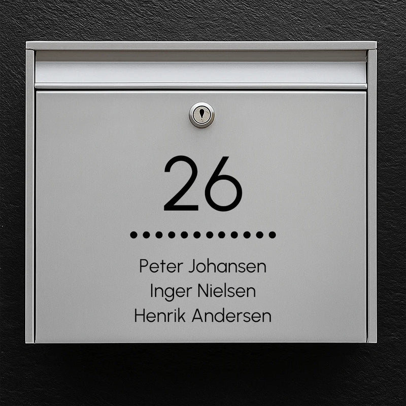 Brievenbussticker – gecentreerd huisnummer met stippellijn & namenlijst