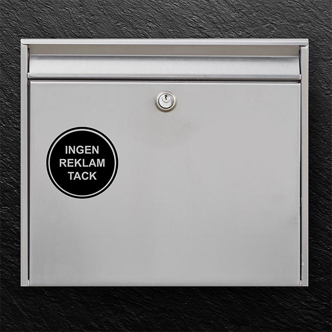 Reclamevrij brievenbuslabel – ronde badge met de tekst “Geen reclame a.u.b.” op donkere brievenbus, robuuste buitensticker