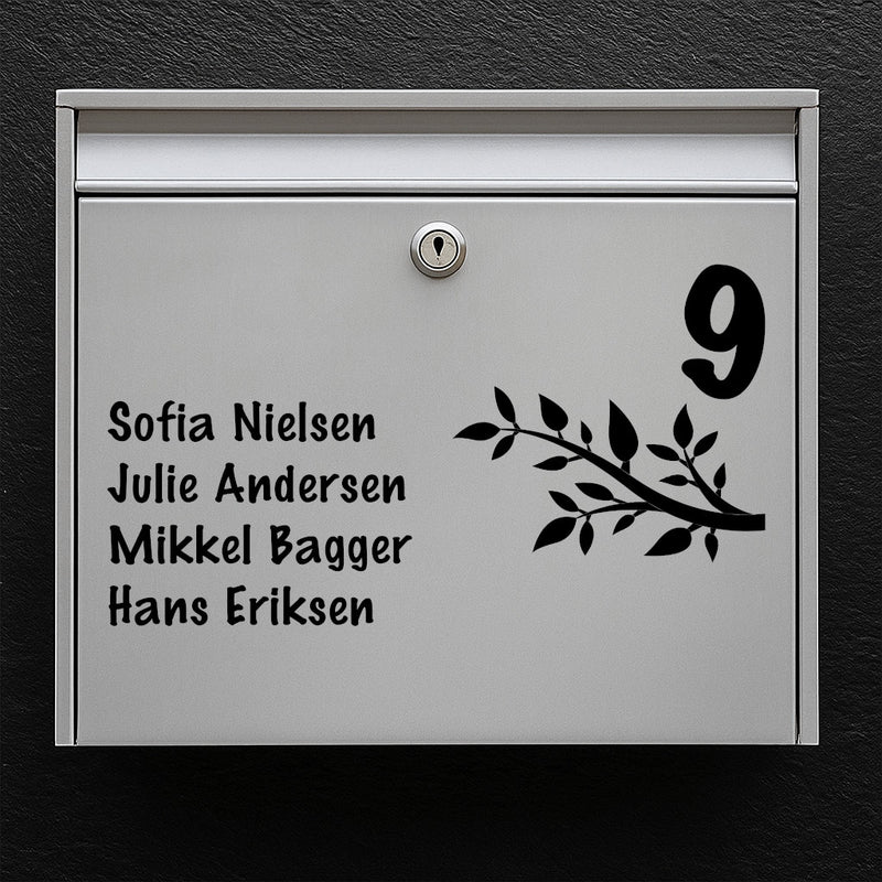 Brievenbusnaambord met tak- en bladmotief - groot huisnummer en meerregelige namenlijst - weerbestendig vinyl