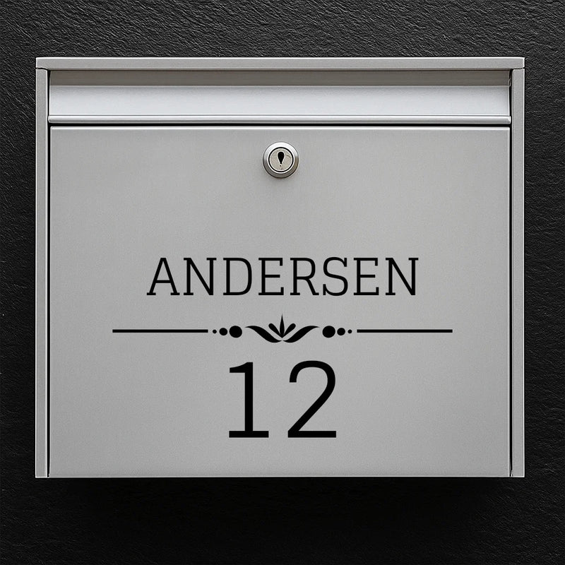 Brievenbussticker – achternaam met sierlijn & groot huisnummer