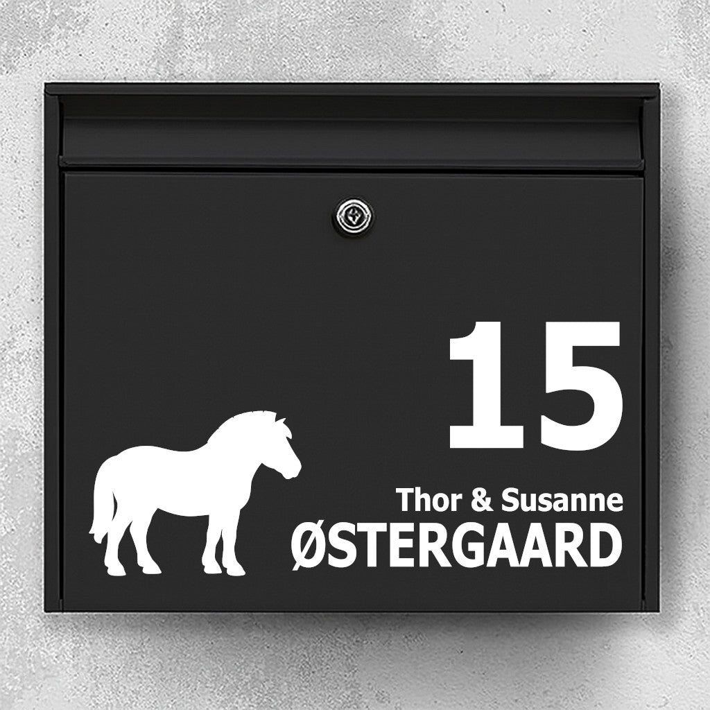 Brievenbussticker met silhouet van een fjordpaard - gepersonaliseerd naamplaatje en huisnummer - weerbestendig vinyl
