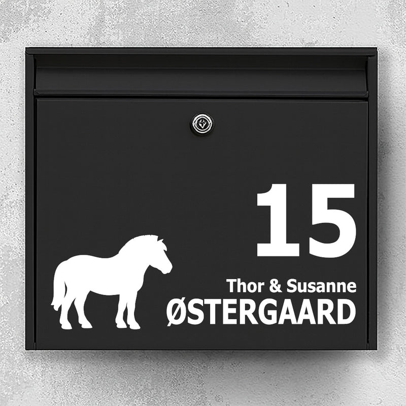 Brievenbussticker met silhouet van een fjordpaard - gepersonaliseerd naamplaatje en huisnummer - weerbestendig vinyl