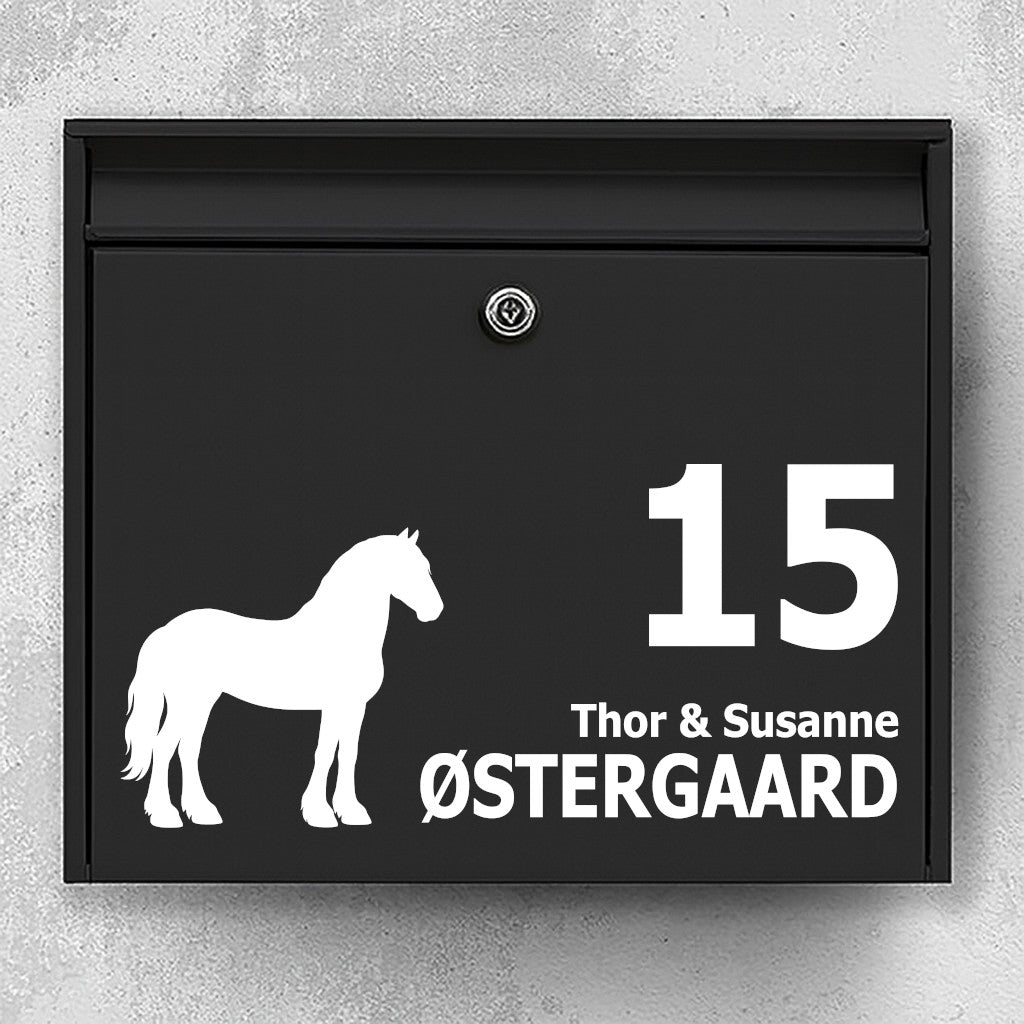 Naambordje voor brievenbus met Fries paard in silhouet - ruimte voor naam en huisnummer - robuuste buitensticker