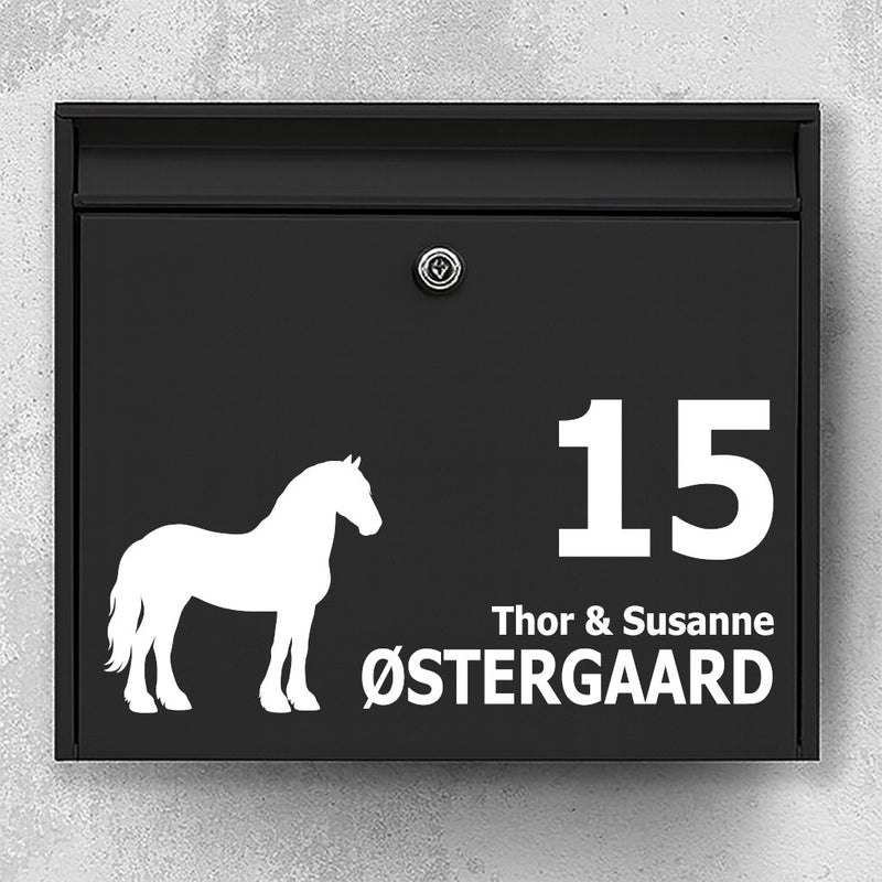 Naambordje voor brievenbus met Fries paard in silhouet - ruimte voor naam en huisnummer - robuuste buitensticker