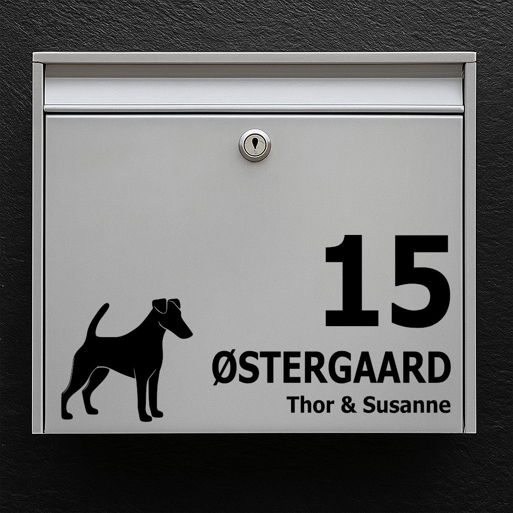Naamplaatje/label voor brievenbus - hondenmotief: gladharige foxterriër - persoonlijke tekst in duidelijke, leesbare typografie