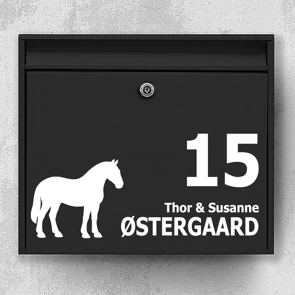 Brievenbussticker met Oldenborger paard - gepersonaliseerd label voor naam en huisnummer - zelfklevend, weerbestendig vinyl