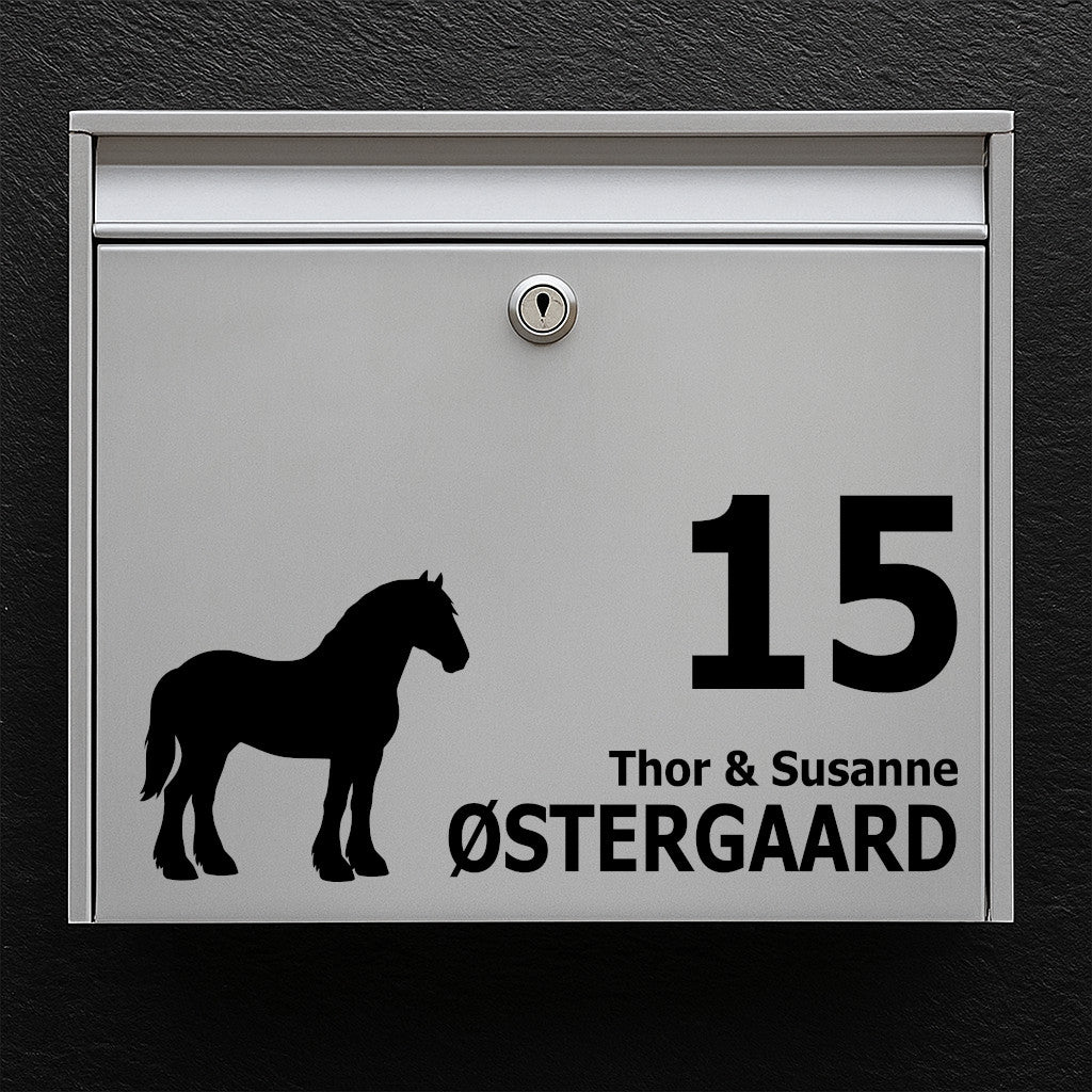 Naamplaatje voor brievenbus - paardenmotief: Shire (trekpaard) - pas de tekst aan in duidelijke, leesbare typografie
