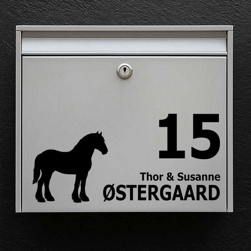 Naamplaatje voor brievenbus - paardenmotief: Shire (trekpaard) - pas de tekst aan in duidelijke, leesbare typografie