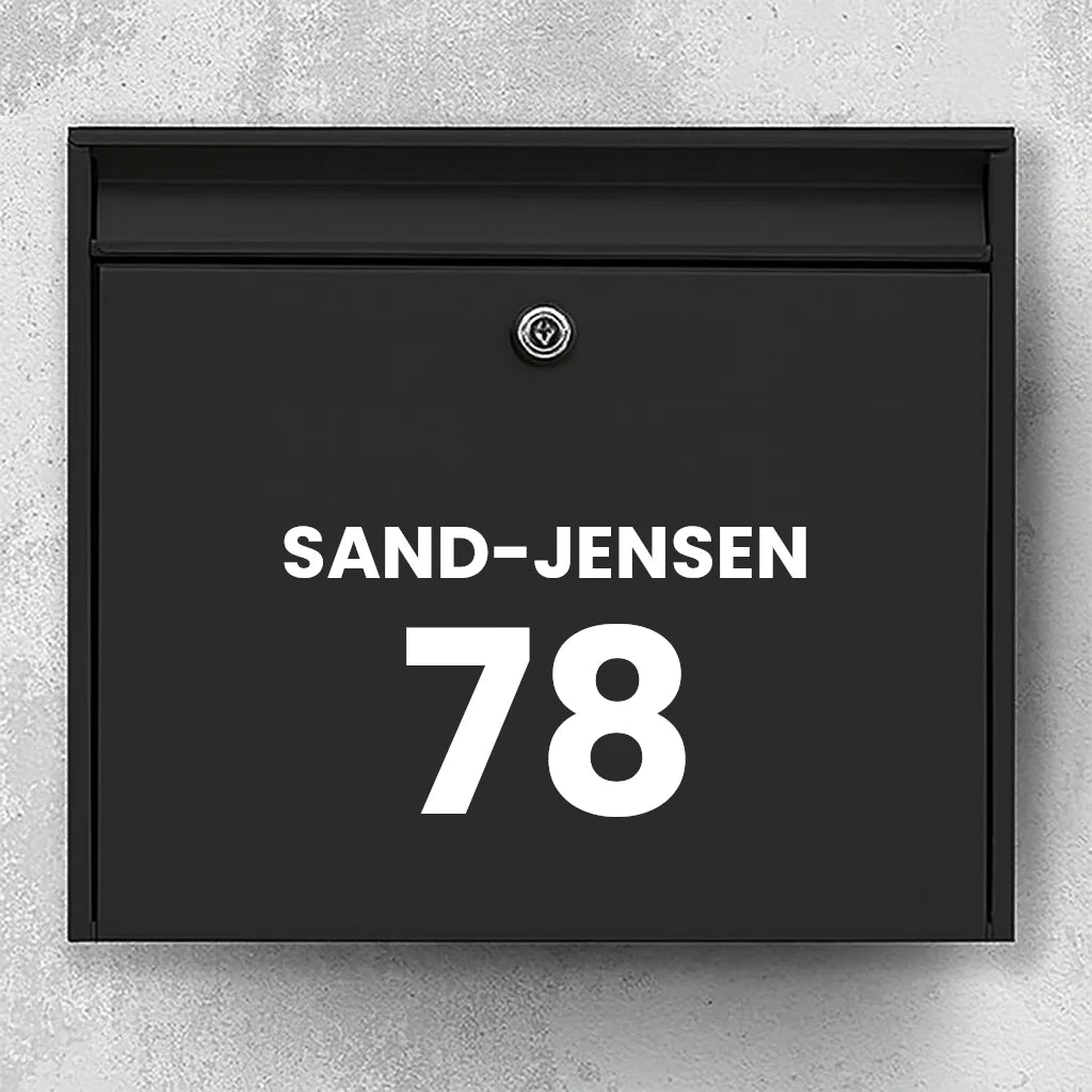 Brievenbussticker – achternaam boven groot huisnummer (gecentreerd)