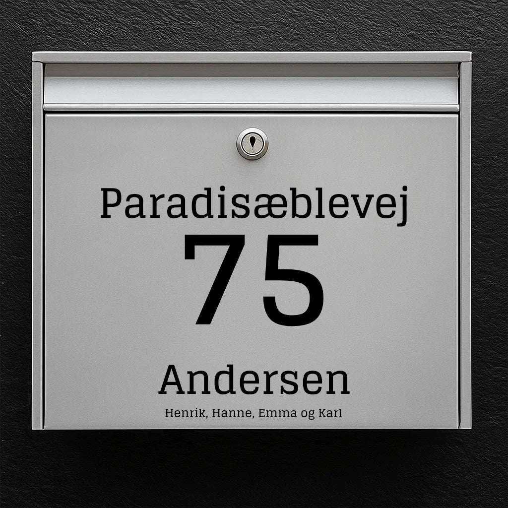 Brievenbussticker – gecentreerde straatnaam, groot huisnummer en familienaam