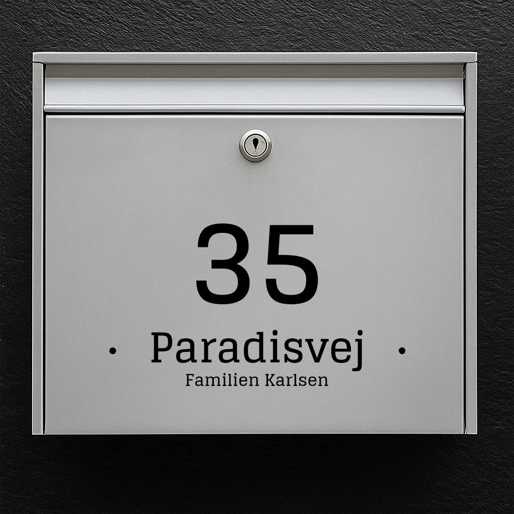 Brievenbussticker – groot huisnummer met middenlijn (straatnaam of familienaam)