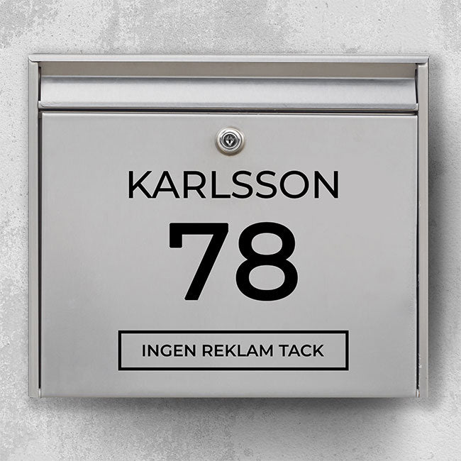 Modern brievenbuslabel – duidelijke typografie met groot nummer en omlijste badge “Geen reclame, alstublieft” – robuuste buitensticker