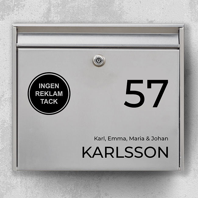 Brievenbuslabel met groot huisnummer, achternaam en rond label "Geen reclame a.u.b." – modern, weerbestendig vinyl