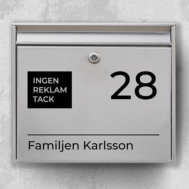 Brievenbusnaambord met groot huisnummer, zwarte badge "Geen reclame a.u.b." en tekst met familienaam – modern, weerbestendig vinyl