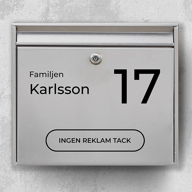 Brievenbussticker – duidelijke typografie met familietekst en huisnummer en gemarkeerd veld “Geen reclame a.u.b.” – robuuste buitensticker