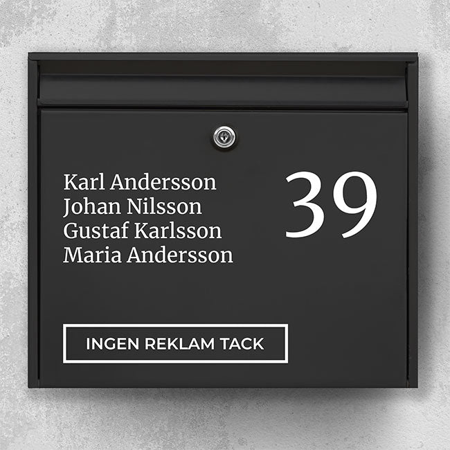 Brievenbusnaambord met groot huisnummer rechts, naamlijst in schreef en badge "Geen reclame a.u.b." – weerbestendig vinyl