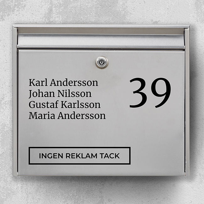 Modern brievenbuslabel – meerdere regels met namen van bewoners, duidelijk huisnummer en omlijst veld “Geen reclame a.u.b.” – robuuste buitensticker