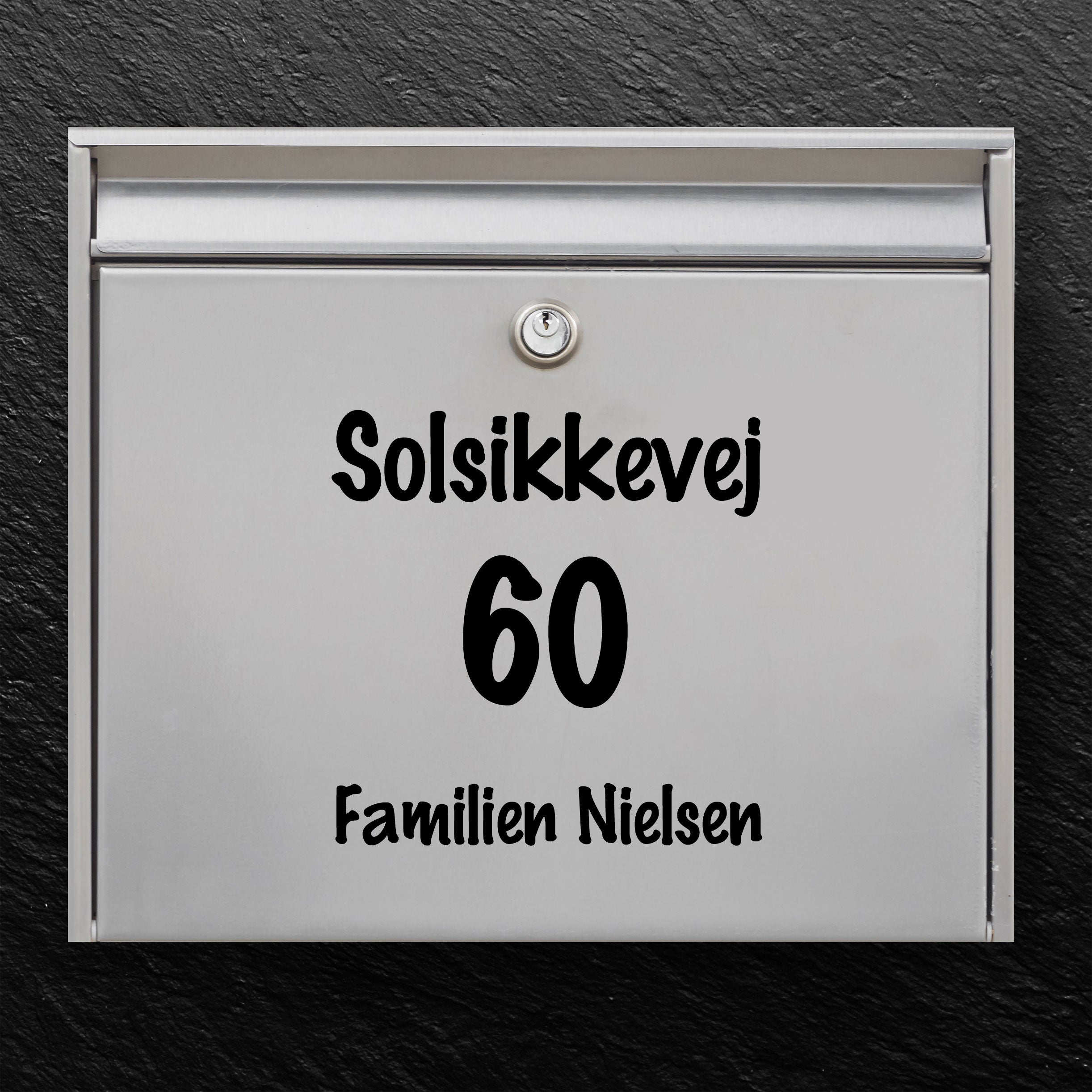 Compact brievenbuslabel - duidelijk huisnummer en straatnaam in handschriftlook, ruimte voor familienaam - robuuste buitensticker