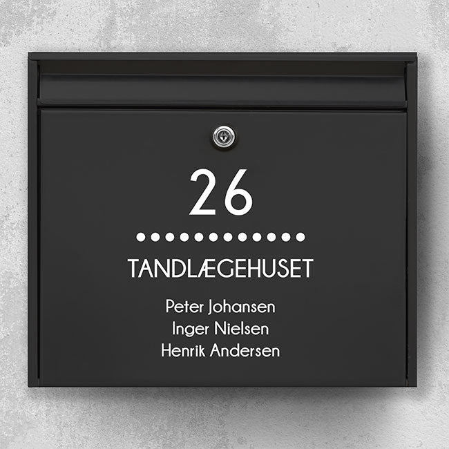 Brievenbussticker – gecentreerd huisnummer, stippellijn & bedrijfsnaam (met namenlijst)