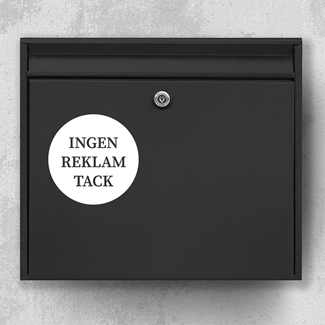 Brievenbus met rond bordje ‘Geen reclame a.u.b.’ – witte cirkel op zwarte deur, weerbestendige sticker
