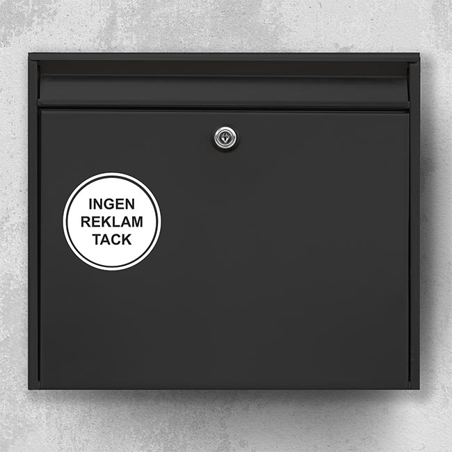 Brievenbus met rond bordje ‘Geen reclame a.u.b.’ – witte cirkel op zwarte deur, weerbestendige sticker