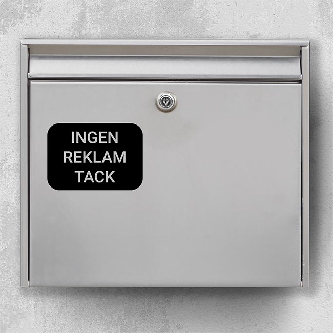 Brievenbussticker "Geen reclame, alstublieft" - zwart, rechthoekig met afgeronde hoeken op zilveren brievenbus