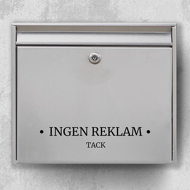 Brievenbussticker met de tekst "Geen reclame a.u.b." – zwarte typografie op stalen brievenbus