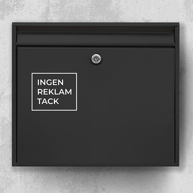 Brievenbussticker "Geen advertenties, alstublieft" – wit vierkant kader op zwarte brievenbus, doorzichtige 'geen advertenties'-badge