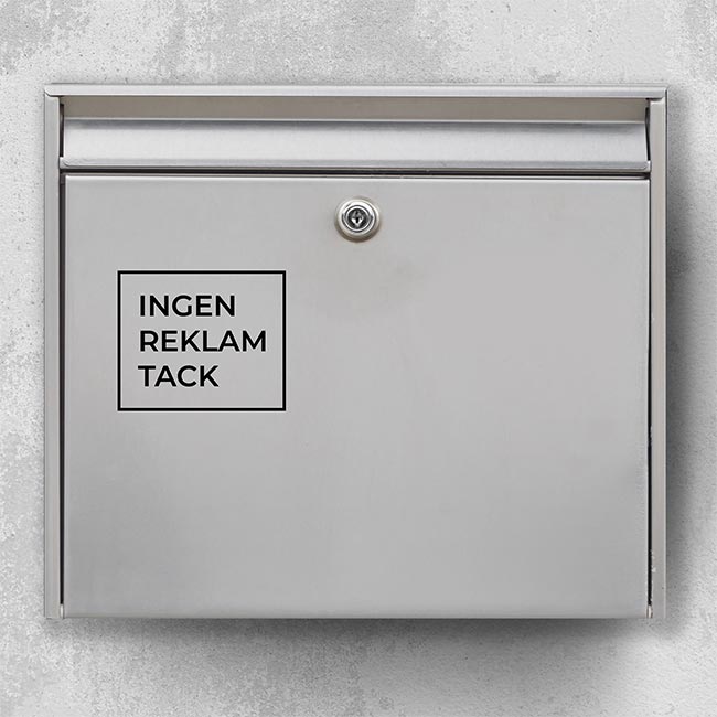 Advertentievrij brievenbuslabel – minimalistisch wit vierkant met de tekst “Geen advertenties, alstublieft” op donkere deur