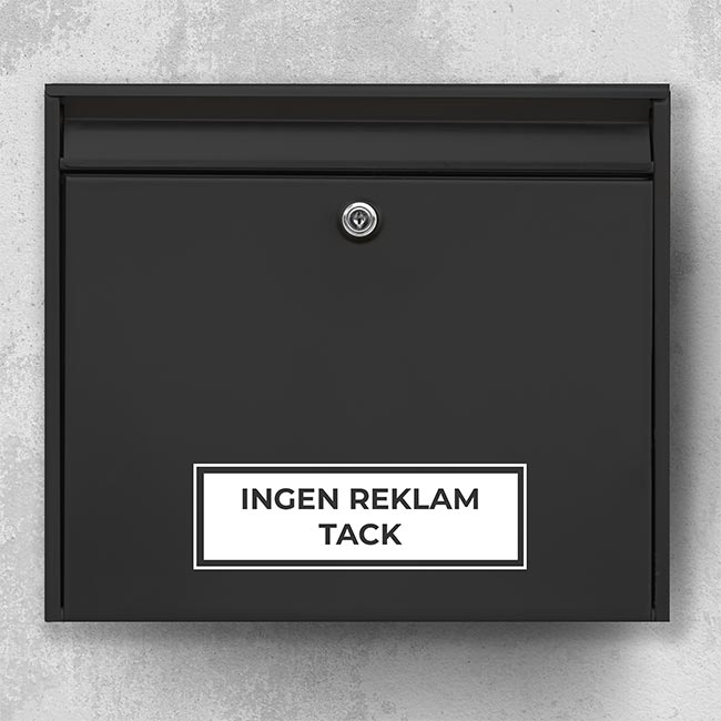 Reclamevrij brievenbuslabel – rechthoekige zwarte plaat met de tekst “Geen reclame, alstublieft” op zilvergrijze brievenbus