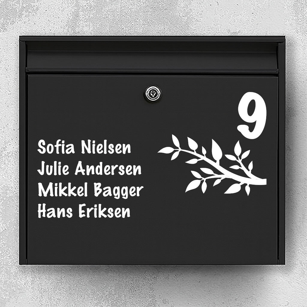 Modern brievenbuslabel – botanische takillustratie, duidelijke typografie en ruimte voor naam/nummer – robuuste buitensticker