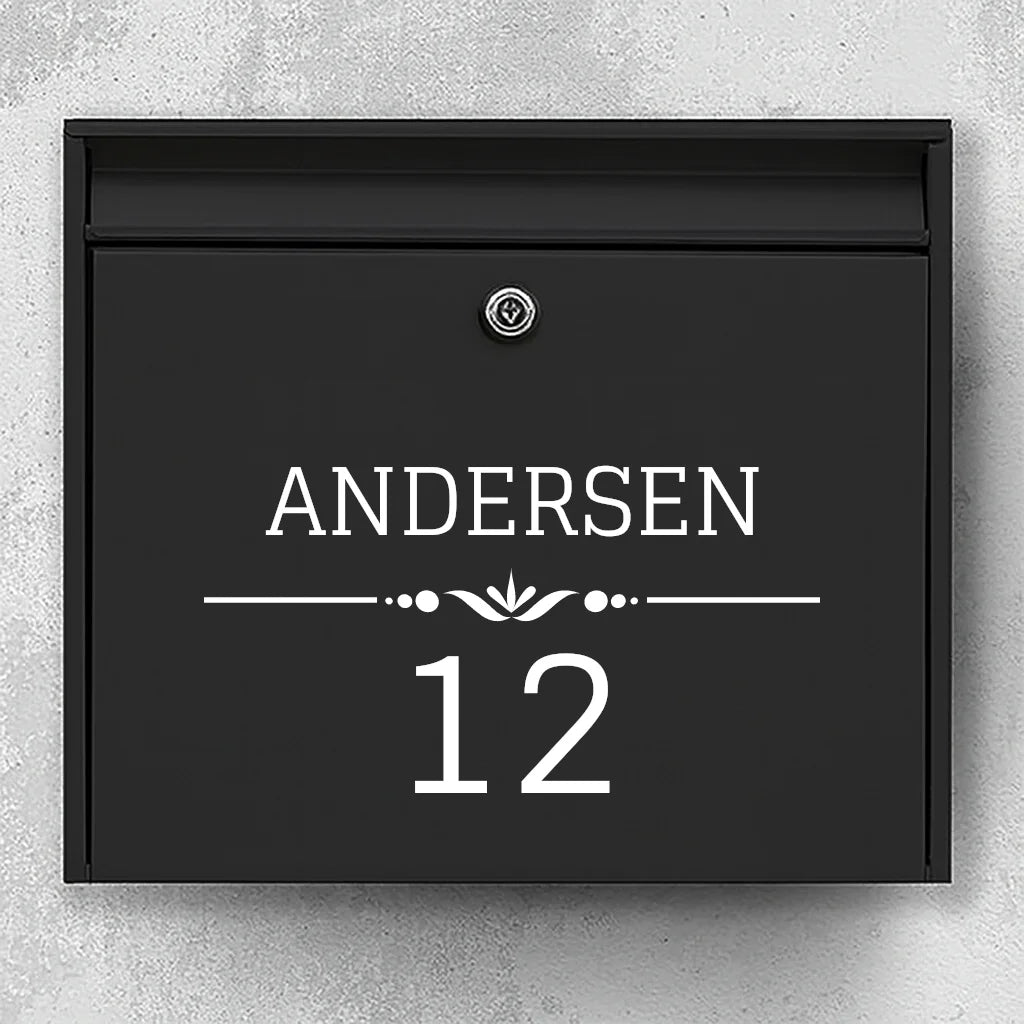Brievenbussticker – achternaam met sierlijn & groot huisnummer